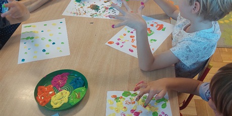 Powiększ grafikę: Dzieci malują kropki palcami