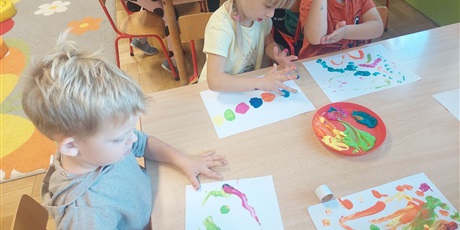 Powiększ grafikę: Dzieci malują kropki farbami 