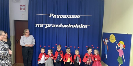 Powiększ grafikę: pasowanie-na-przedszkolaka-w-grupie-zabek-i-biedronek-484431.jpg