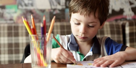 Pediatrzy ostrzegają: "Trzymają ołówki jak jaskiniowcy patyki"